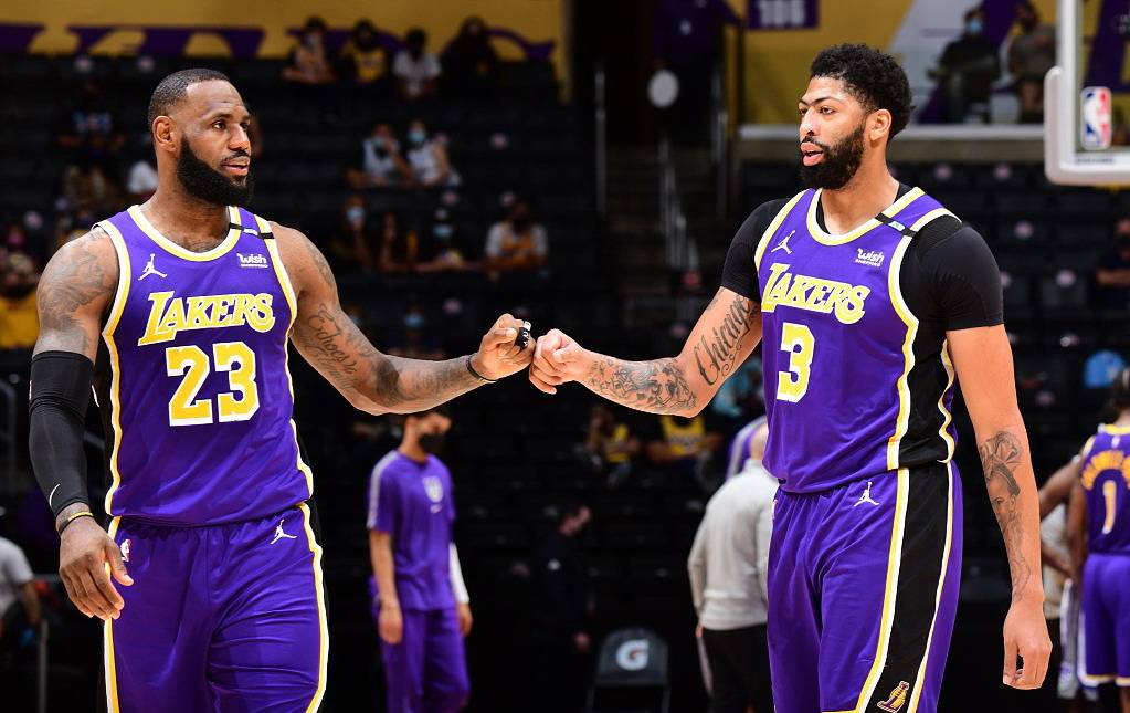 开云官方入口-雄鹿前途光明！，詹姆斯新星出色发挥表现突出赛场气氛高涨的简单介绍